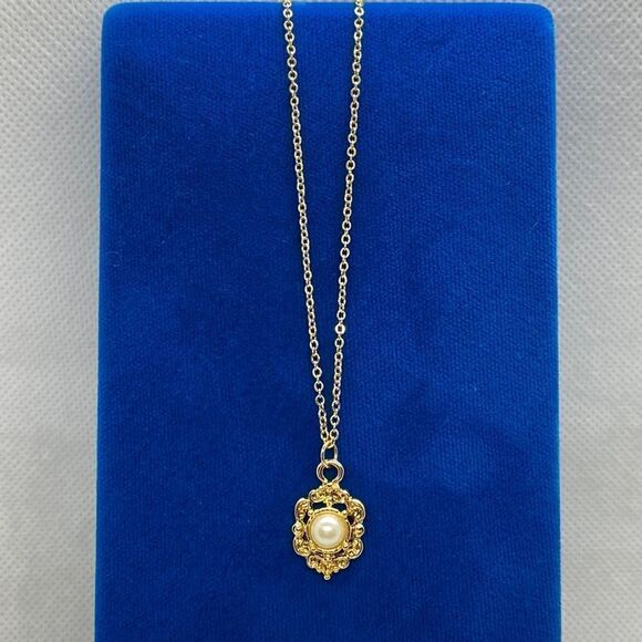 💛 Yellow Gold Plated Pearl Amulet Necklace - Picture 1 of 4